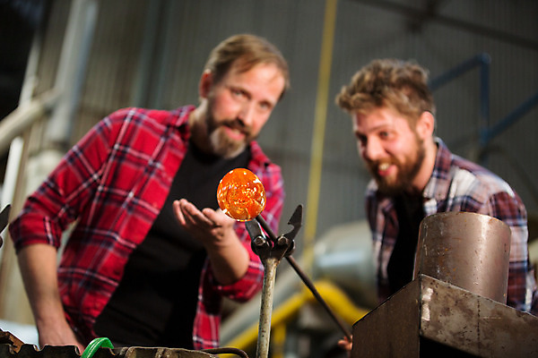 포토 JPG 서양인 외국인 응시 남자 예술 로우앵글 40대 중년 유리 실내 서기 미소 사람 상반신 20대 성인 두명 앞모습 아웃포커스 가리킴 공예 파이프 체코 가마꾼 유리공예 남자만 국내포토 시선 유럽 뷰포인트 모션 재질 촬영기법 표정 인종 손짓 청년 취미 내부 파일형식