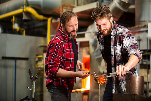 포토 JPG 서양인 외국인 응시 남자 예술 40대 중년 유리 실내 서기 미소 사람 상반신 20대 성인 두명 앞모습 아궁이 공예 파이프 체코 잭 유리공예 남자만 국내포토 시선 유럽 뷰포인트 모션 재질 표정 인종 청년 취미 내부 파일형식