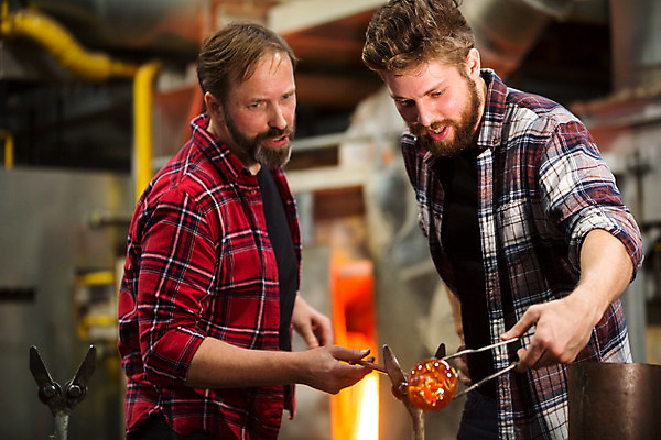 포토 JPG 서양인 외국인 응시 남자 예술 40대 중년 유리 실내 서기 미소 사람 상반신 20대 성인 두명 앞모습 아궁이 공예 파이프 체코 잭 유리공예 남자만 국내포토 시선 유럽 뷰포인트 모션 재질 표정 인종 청년 취미 내부 파일형식