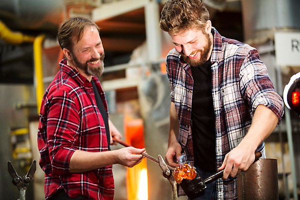 포토 JPG 서양인 외국인 응시 남자 예술 40대 중년 유리 실내 서기 미소 사람 상반신 20대 성인 두명 앞모습 아궁이 공예 파이프 체코 잭 유리공예 남자만 국내포토 시선 유럽 뷰포인트 모션 재질 표정 인종 청년 취미 내부 파일형식