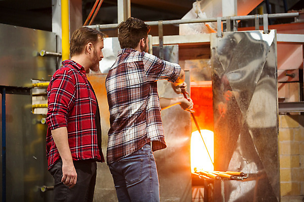 포토 JPG 서양인 외국인 응시 남자 예술 40대 중년 유리 실내 서기 사람 상반신 20대 성인 두명 옆모습 뒷모습 아궁이 공예 파이프 체코 유리공예 남자만 국내포토 시선 유럽 뷰포인트 모션 재질 인종 청년 취미 내부 파일형식