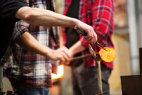 포토 JPG 서양인 외국인 손 남자 예술 40대 중년 유리 실내 서기 사람 상반신 20대 성인 옆모습 신체부위 세명 공예 파이프 체코 잭 유리공예 남자만 국내포토 유럽 뷰포인트 모션 재질 인종 청년 취미 내부 파일형식