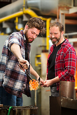 포토 JPG 서양인 외국인 응시 남자 예술 40대 중년 유리 가위 실내 서기 미소 사람 상반신 20대 성인 두명 앞모습 공예 파이프 체코 유리공예 남자만 국내포토 시선 유럽 뷰포인트 모션 재질 문구용품 표정 인종 청년 취미 내부 파일형식