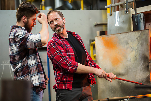 포토 JPG 서양인 외국인 응시 남자 예술 40대 중년 유리 실내 서기 사람 상반신 20대 성인 두명 옆모습 아궁이 공예 파이프 체코 유리공예 남자만 국내포토 시선 유럽 뷰포인트 모션 재질 인종 청년 취미 내부 파일형식