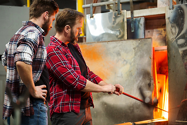 포토 JPG 서양인 외국인 응시 남자 예술 40대 중년 유리 실내 서기 사람 상반신 20대 성인 두명 옆모습 아궁이 공예 파이프 체코 유리공예 남자만 국내포토 시선 유럽 뷰포인트 모션 재질 인종 청년 취미 내부 파일형식