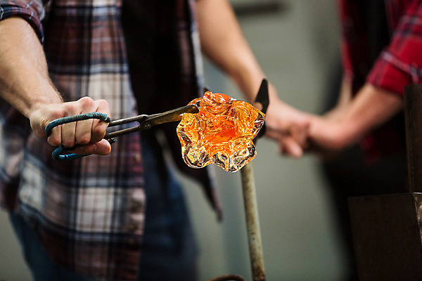 포토 JPG 서양인 외국인 남자 예술 40대 중년 유리 가위 실내 서기 사람 20대 성인 두명 앞모습 옆모습 공예 파이프 체코 유리공예 남자만 국내포토 유럽 뷰포인트 모션 재질 문구용품 인종 청년 취미 내부 파일형식