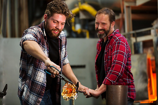 포토 JPG 서양인 외국인 응시 남자 예술 40대 중년 유리 가위 실내 서기 미소 사람 상반신 20대 성인 두명 앞모습 공예 파이프 체코 유리공예 남자만 국내포토 시선 유럽 뷰포인트 모션 재질 문구용품 표정 인종 청년 취미 내부 파일형식