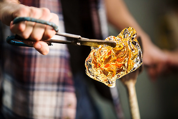 포토 JPG 서양인 외국인 남자 예술 유리 가위 실내 한명 서기 사람 20대 성인 공예 파이프 체코 유리공예 성인남자한명만 성인만 국내포토 1 유럽 모션 재질 문구용품 인종 청년 취미 내부 남자한명만 성인남자만 파일형식