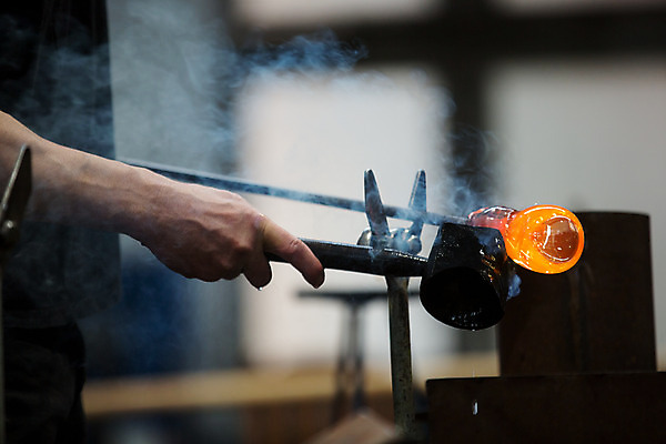 포토 JPG 서양인 외국인 남자 예술 유리 실내 한명 서기 사람 20대 성인 옆모습 공예 파이프 체코 판 유리공예 성인남자한명만 성인만 국내포토 1 유럽 뷰포인트 모션 재질 인종 청년 취미 내부 남자한명만 성인남자만 파일형식