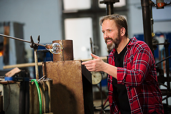 포토 JPG 서양인 외국인 남자 예술 40대 중년 유리 실내 한명 서기 사람 상반신 옆모습 가리킴 공예 체코 유리공예 중년남자한명만 국내포토 1 유럽 뷰포인트 모션 재질 인종 손짓 성인 취미 내부 남자한명만 중년남자만 파일형식