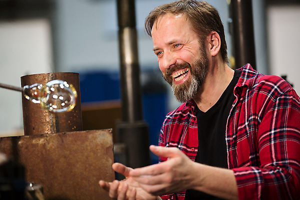 포토 JPG 서양인 외국인 남자 예술 중년 유리 실내 한명 서기 미소 사람 상반신 옆모습 공예 체코 유리공예 중년남자한명만 국내포토 1 유럽 뷰포인트 모션 재질 표정 인종 성인 취미 내부 남자한명만 중년남자만 파일형식