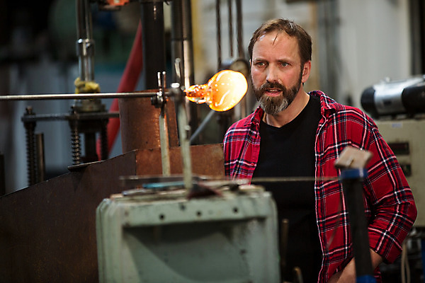 포토 JPG 서양인 외국인 남자 예술 40대 중년 유리 실내 한명 서기 사람 상반신 옆모습 공예 파이프 체코 유리공예 중년남자한명만 국내포토 1 유럽 뷰포인트 모션 재질 인종 성인 취미 내부 남자한명만 중년남자만 파일형식