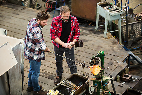포토 JPG 전신 서양인 외국인 응시 남자 예술 40대 중년 유리 실내 서기 사람 20대 성인 두명 앞모습 옆모습 하이앵글 공예 파이프 체코 나무판자 유리공예 남자만 국내포토 시선 유럽 뷰포인트 모션 재질 인종 청년 취미 내부 목재 파일형식