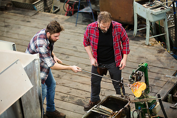 포토 JPG 전신 서양인 외국인 응시 남자 예술 40대 중년 유리 실내 서기 사람 20대 성인 두명 앞모습 옆모습 하이앵글 공예 파이프 체코 나무판자 유리공예 남자만 국내포토 시선 유럽 뷰포인트 모션 재질 인종 청년 취미 내부 목재 파일형식