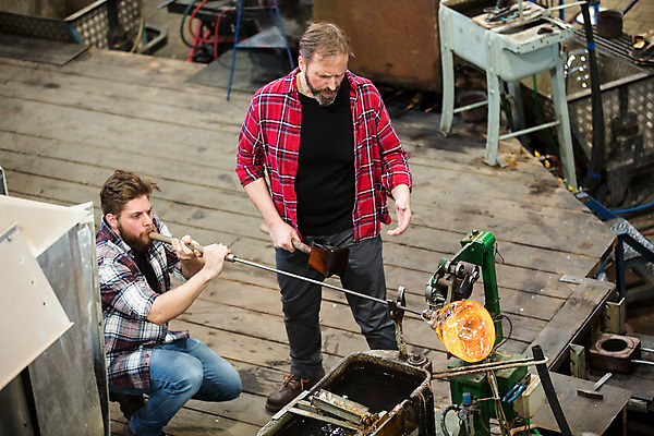 포토 JPG 전신 서양인 외국인 응시 남자 예술 40대 중년 유리 실내 서기 사람 앉기 20대 성인 두명 앞모습 옆모습 하이앵글 불기 공예 파이프 체코 나무판자 유리공예 남자만 국내포토 시선 유럽 뷰포인트 모션 재질 인종 청년 취미 내부 목재 파일형식