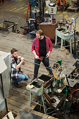 포토 JPG 전신 서양인 외국인 응시 남자 예술 40대 중년 유리 실내 서기 사람 앉기 20대 성인 두명 앞모습 옆모습 하이앵글 불기 공예 파이프 체코 나무판자 유리공예 남자만 국내포토 시선 유럽 뷰포인트 모션 재질 인종 청년 취미 내부 목재 파일형식