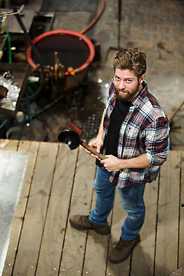 포토 JPG 전신 서양인 외국인 응시 남자 예술 유리 실내 한명 서기 사람 20대 성인 옆모습 하이앵글 공예 체코 나무판자 유리공예 성인남자한명만 성인만 국내포토 1 시선 유럽 뷰포인트 모션 재질 인종 청년 취미 내부 목재 남자한명만 성인남자만 파일형식