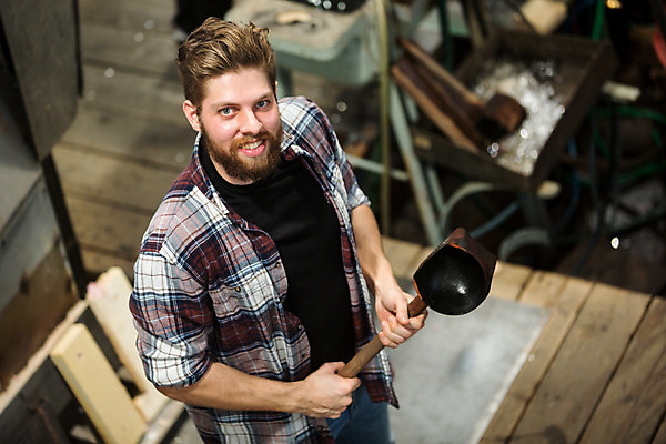 포토 JPG 서양인 외국인 응시 남자 예술 유리 실내 한명 서기 사람 상반신 20대 성인 옆모습 하이앵글 공예 체코 나무판자 유리공예 성인남자한명만 성인만 국내포토 1 시선 유럽 뷰포인트 모션 재질 인종 청년 취미 내부 목재 남자한명만 성인남자만 파일형식