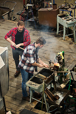 포토 JPG 전신 서양인 외국인 응시 남자 예술 40대 중년 유리 실내 서기 사람 20대 성인 두명 앞모습 옆모습 하이앵글 공예 파이프 체코 나무판자 유리공예 남자만 국내포토 시선 유럽 뷰포인트 모션 재질 인종 청년 취미 내부 목재 파일형식