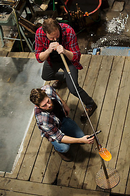 포토 JPG 전신 서양인 외국인 응시 남자 예술 40대 중년 유리 실내 서기 사람 앉기 20대 성인 두명 앞모습 하이앵글 불기 공예 파이프 체코 나무판자 유리공예 남자만 국내포토 시선 유럽 뷰포인트 모션 재질 인종 청년 취미 내부 목재 파일형식