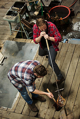 포토 JPG 전신 서양인 외국인 응시 남자 예술 40대 중년 유리 실내 서기 사람 20대 성인 두명 앞모습 하이앵글 불기 공예 파이프 체코 나무판자 유리공예 남자만 국내포토 시선 유럽 뷰포인트 모션 재질 인종 청년 취미 내부 목재 파일형식