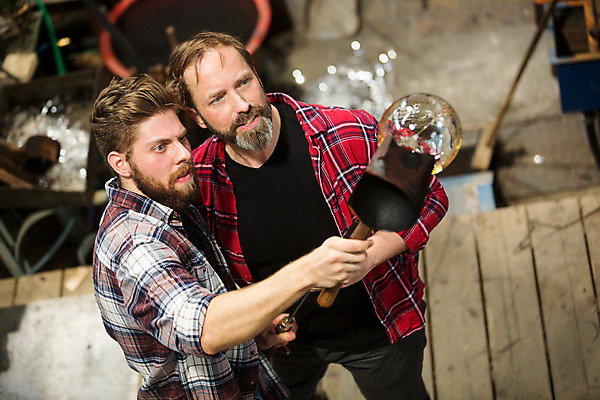 포토 JPG 서양인 외국인 응시 남자 예술 40대 중년 유리 실내 서기 사람 상반신 20대 성인 두명 앞모습 하이앵글 공예 파이프 체코 나무판자 유리공예 남자만 국내포토 시선 유럽 뷰포인트 모션 재질 인종 청년 취미 내부 목재 파일형식