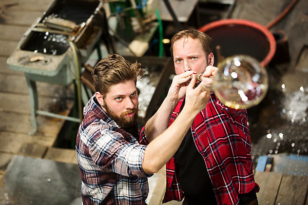 포토 JPG 서양인 외국인 응시 남자 예술 40대 중년 유리 실내 서기 사람 상반신 20대 성인 두명 앞모습 하이앵글 불기 공예 파이프 체코 유리공예 남자만 국내포토 시선 유럽 뷰포인트 모션 재질 인종 청년 취미 내부 파일형식