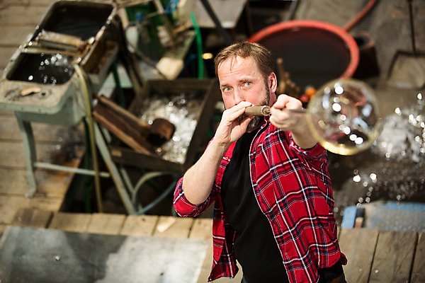 포토 JPG 서양인 외국인 응시 남자 예술 40대 중년 유리 실내 한명 서기 사람 상반신 앞모습 하이앵글 불기 공예 파이프 체코 유리공예 중년남자한명만 국내포토 1 시선 유럽 뷰포인트 모션 재질 인종 성인 취미 내부 남자한명만 중년남자만 파일형식