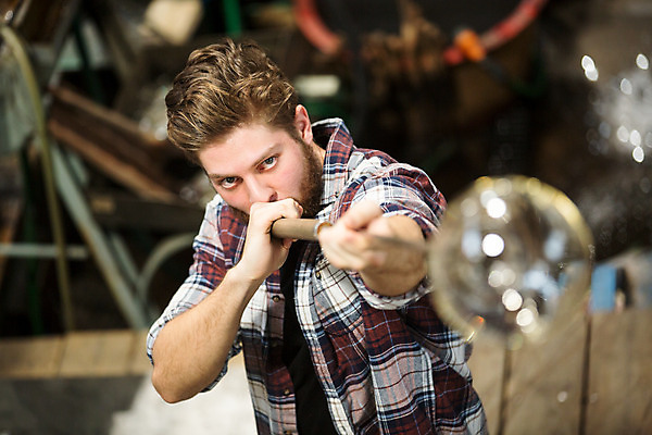 포토 JPG 서양인 외국인 응시 남자 예술 유리 실내 한명 서기 사람 상반신 20대 성인 앞모습 아웃포커스 하이앵글 불기 공예 파이프 체코 유리공예 성인남자한명만 성인만 국내포토 1 시선 유럽 뷰포인트 모션 재질 촬영기법 인종 청년 취미 내부 남자한명만 성인남자만 파일형식