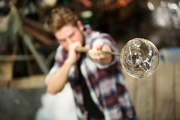 포토 JPG 서양인 외국인 응시 남자 예술 유리 실내 한명 서기 사람 상반신 20대 성인 앞모습 아웃포커스 하이앵글 불기 공예 파이프 체코 유리공예 성인남자한명만 성인만 국내포토 1 시선 유럽 뷰포인트 모션 재질 촬영기법 인종 청년 취미 내부 남자한명만 성인남자만 파일형식