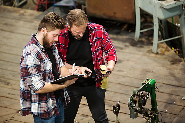 포토 JPG 서양인 외국인 응시 남자 예술 40대 중년 유리 실내 서기 사람 상반신 20대 성인 두명 앞모습 옆모습 하이앵글 태블릿 공예 체코 서류통 유리공예 남자만 국내포토 시선 유럽 뷰포인트 모션 재질 인종 청년 취미 내부 전자제품 스마트기기 사무용품 파일형식