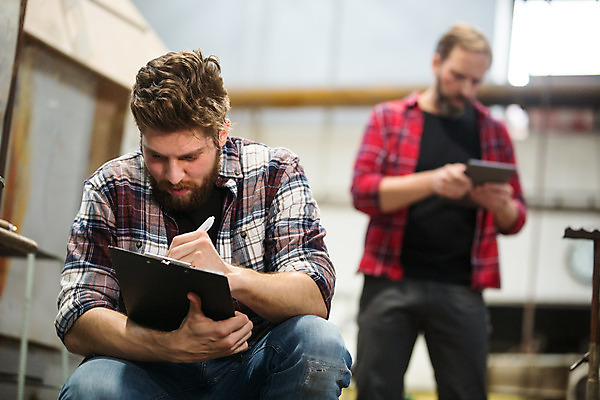 포토 JPG 서양인 외국인 응시 남자 예술 40대 중년 유리 실내 서기 사람 앉기 상반신 20대 성인 두명 앞모습 태블릿 펜 공예 체코 서류통 유리공예 남자만 국내포토 시선 유럽 뷰포인트 모션 재질 인종 청년 취미 내부 전자제품 스마트기기 필기구 사무용품 파일형식