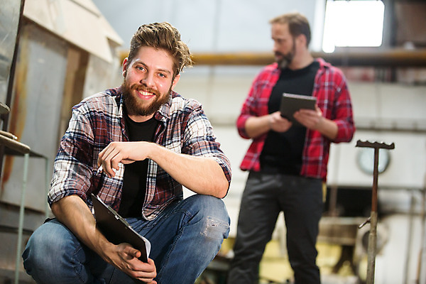 포토 JPG 서양인 외국인 응시 남자 예술 40대 중년 유리 실내 서기 미소 사람 앉기 상반신 20대 성인 두명 앞모습 태블릿 펜 공예 문서 체코 유리공예 남자만 국내포토 시선 유럽 뷰포인트 모션 재질 표정 인종 청년 취미 내부 전자제품 스마트기기 필기구 파일형식