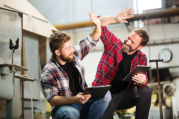 포토 JPG 서양인 외국인 남자 예술 40대 중년 유리 실내 미소 사람 앉기 상반신 20대 성인 두명 앞모습 태블릿 펜 공예 하이파이브 체코 서류통 유리공예 남자만 국내포토 유럽 뷰포인트 모션 재질 표정 인종 손짓 청년 취미 내부 전자제품 스마트기기 필기구 사무용품 파일형식