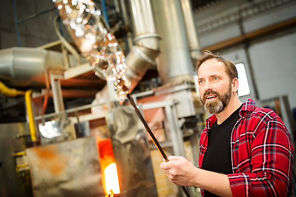포토 JPG 서양인 외국인 응시 남자 예술 40대 중년 유리 실내 한명 서기 사람 상반신 앞모습 공예 파이프 체코 유리공예 중년남자한명만 국내포토 1 시선 유럽 뷰포인트 모션 재질 인종 성인 취미 내부 남자한명만 중년남자만 파일형식