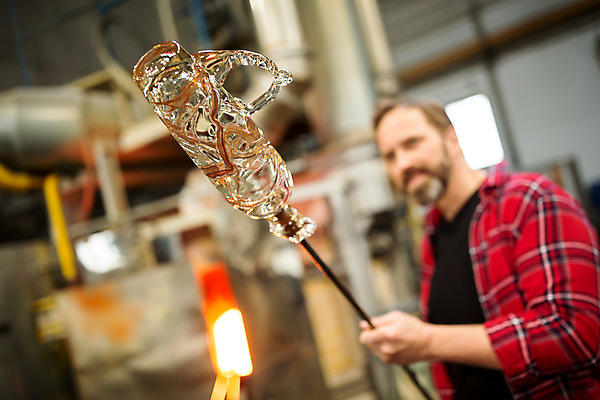 포토 JPG 서양인 외국인 응시 남자 예술 로우앵글 40대 중년 유리 실내 한명 서기 사람 상반신 앞모습 공예 파이프 체코 유리공예 중년남자한명만 국내포토 1 시선 유럽 뷰포인트 모션 재질 인종 성인 취미 내부 남자한명만 중년남자만 파일형식