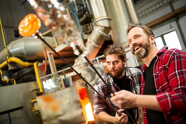 포토 JPG 서양인 외국인 응시 남자 예술 로우앵글 40대 중년 유리 실내 서기 사람 상반신 20대 성인 두명 앞모습 공예 파이프 체코 유리공예 남자만 국내포토 시선 유럽 뷰포인트 모션 재질 인종 청년 취미 내부 파일형식