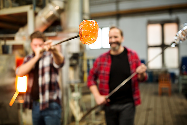 포토 JPG 서양인 외국인 응시 남자 예술 40대 중년 유리 실내 서기 미소 사람 상반신 20대 성인 두명 앞모습 불기 공예 파이프 체코 유리공예 남자만 국내포토 시선 유럽 뷰포인트 모션 재질 표정 인종 청년 취미 내부 파일형식