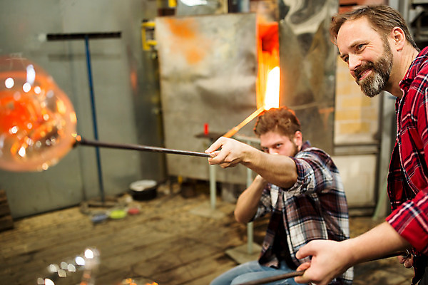 포토 JPG 서양인 외국인 응시 남자 예술 로우앵글 40대 중년 유리 실내 서기 미소 사람 앉기 상반신 20대 성인 두명 옆모습 불기 공예 파이프 체코 유리공예 남자만 국내포토 시선 유럽 뷰포인트 모션 재질 표정 인종 청년 취미 내부 파일형식