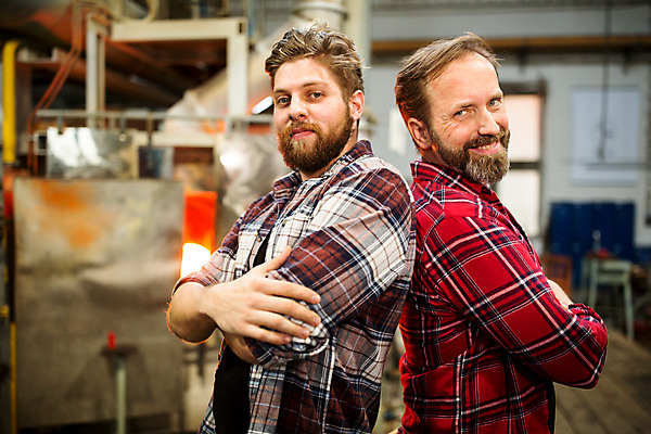 포토 JPG 서양인 외국인 응시 남자 예술 40대 중년 유리 실내 서기 미소 사람 상반신 20대 성인 두명 옆모습 팔짱 기댐 공예 체코 유리공예 남자만 국내포토 시선 유럽 뷰포인트 모션 재질 표정 인종 청년 취미 내부 파일형식