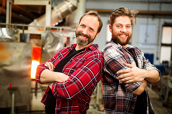 포토 JPG 서양인 외국인 응시 남자 예술 40대 중년 유리 실내 서기 미소 사람 상반신 20대 성인 두명 옆모습 팔짱 기댐 공예 체코 유리공예 남자만 국내포토 시선 유럽 뷰포인트 모션 재질 표정 인종 청년 취미 내부 파일형식