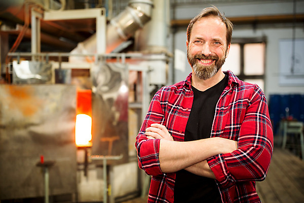 포토 JPG 서양인 외국인 응시 남자 예술 40대 중년 유리 실내 한명 서기 미소 사람 상반신 앞모습 팔짱 공예 체코 유리공예 중년남자한명만 국내포토 1 시선 유럽 뷰포인트 모션 재질 표정 인종 성인 취미 내부 남자한명만 중년남자만 파일형식