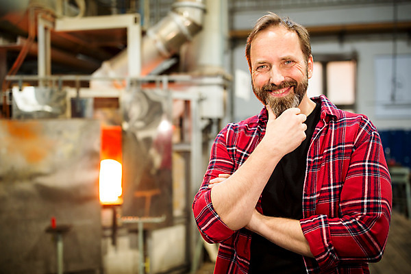 포토 JPG 서양인 외국인 응시 남자 예술 40대 중년 유리 실내 한명 서기 미소 사람 상반신 앞모습 턱괴기 공예 체코 유리공예 중년남자한명만 국내포토 1 시선 유럽 뷰포인트 모션 재질 표정 인종 성인 취미 내부 남자한명만 중년남자만 파일형식