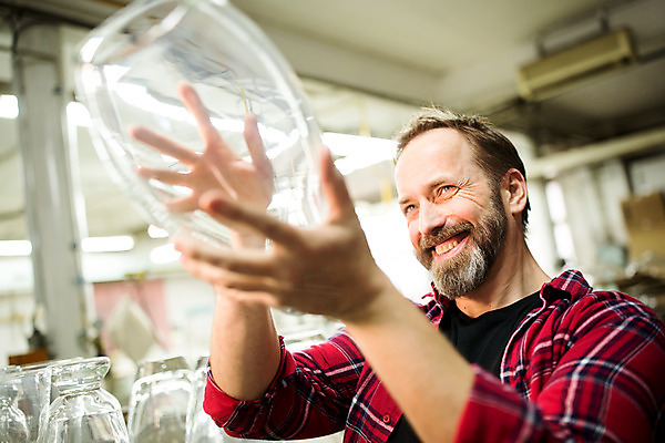 포토 JPG 서양인 외국인 응시 남자 예술 40대 중년 유리 유리병 실내 한명 서기 미소 들기 사람 상반신 앞모습 공예 체코 유리공예 중년남자한명만 국내포토 1 시선 유럽 뷰포인트 모션 재질 병_용기 표정 인종 성인 취미 내부 남자한명만 중년남자만 파일형식