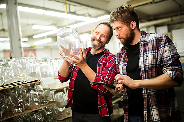 포토 JPG 서양인 외국인 응시 남자 예술 40대 중년 유리 유리병 실내 서기 미소 들기 사람 상반신 20대 성인 두명 옆모습 태블릿 공예 체코 유리공예 남자만 국내포토 시선 유럽 뷰포인트 모션 재질 병_용기 표정 인종 청년 취미 내부 전자제품 스마트기기 파일형식