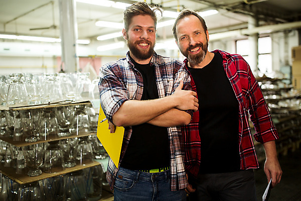 포토 JPG 서양인 외국인 응시 남자 예술 40대 중년 유리 실내 서기 미소 들기 사람 상반신 20대 성인 두명 앞모습 팔짱 공예 체코 서류파일 유리공예 남자만 국내포토 시선 유럽 뷰포인트 모션 재질 표정 인종 청년 취미 내부 사무용품 파일형식