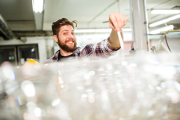 포토 JPG 서양인 외국인 응시 남자 예술 유리 실내 한명 서기 미소 사람 상반신 20대 성인 앞모습 가리킴 공예 체코 유리공예 성인남자한명만 성인만 국내포토 1 시선 유럽 뷰포인트 모션 재질 표정 인종 손짓 청년 취미 내부 남자한명만 성인남자만 파일형식