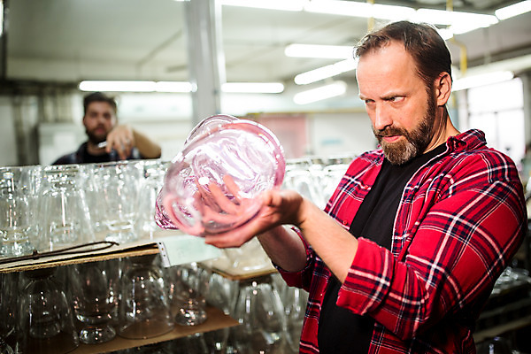 포토 JPG 서양인 외국인 응시 남자 예술 40대 중년 유리 유리병 실내 서기 들기 사람 상반신 20대 성인 두명 앞모습 옆모습 가리킴 공예 체코 유리공예 남자만 국내포토 시선 유럽 뷰포인트 모션 재질 병_용기 인종 손짓 청년 취미 내부 파일형식