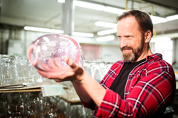 포토 JPG 서양인 외국인 응시 남자 예술 40대 중년 유리 유리병 실내 한명 서기 들기 사람 상반신 옆모습 공예 체코 유리공예 중년남자한명만 국내포토 1 시선 유럽 뷰포인트 모션 재질 병_용기 인종 성인 취미 내부 남자한명만 중년남자만 파일형식