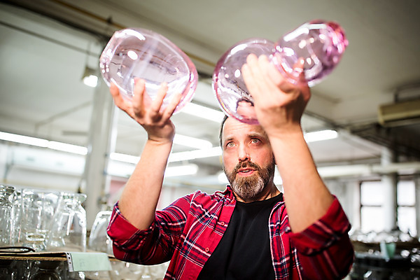 포토 JPG 서양인 외국인 응시 남자 예술 40대 중년 유리 유리병 실내 한명 서기 들기 사람 상반신 옆모습 공예 체코 유리공예 중년남자한명만 국내포토 1 시선 유럽 뷰포인트 모션 재질 병_용기 인종 성인 취미 내부 남자한명만 중년남자만 파일형식